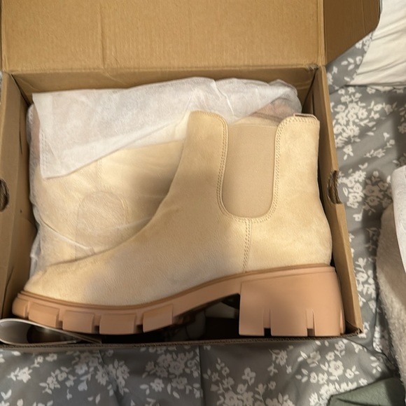 Soda pioneer lug bootie. Bought for daughter for Christmas and were too small. - Picture 2 of 4